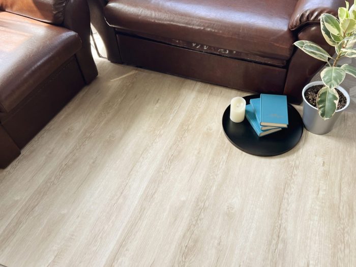 Виниловый ламинат Quartzwood в дубовом исполнении.