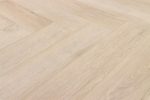 Напольное покрытие виниловый паркет в стиле Herringbone.
