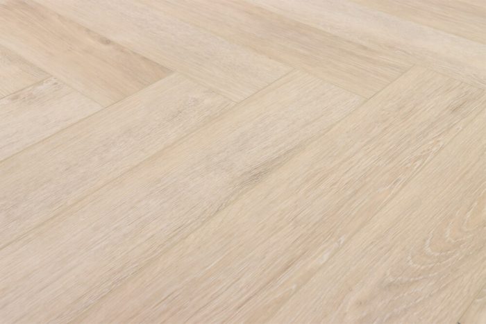 Напольное покрытие виниловый паркет в стиле Herringbone.