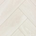 Напольное покрытие виниловый паркет в форме рыбьего скелета.