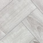 Напольное покрытие виниловый паркет в стиле Herringbone.