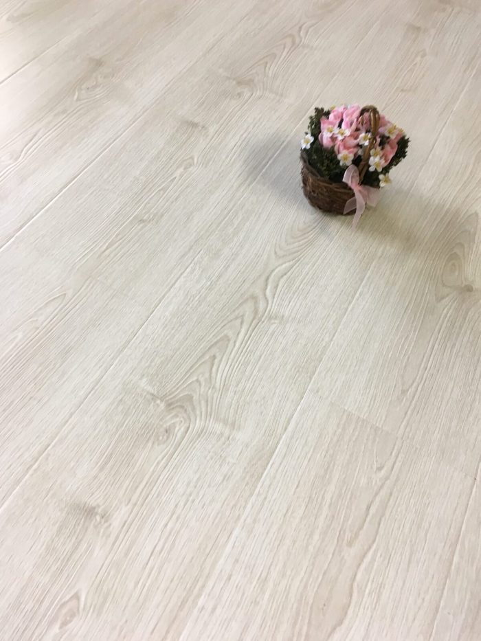 Mostflooring Brilliant A11708 Light Oak Laminate 33 Class, 12mm.